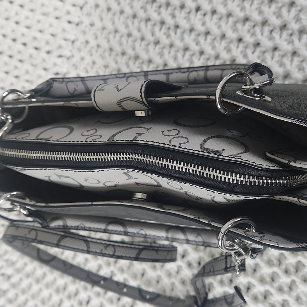 Guess shoulder or crossbody bag with 3 compartments with two snap closure and zi - Picture 8 of 11